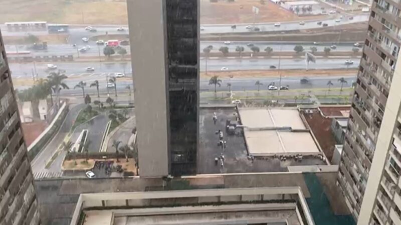 Vídeos: chuva tímida refresca tarde de calorão em várias regiões do DF