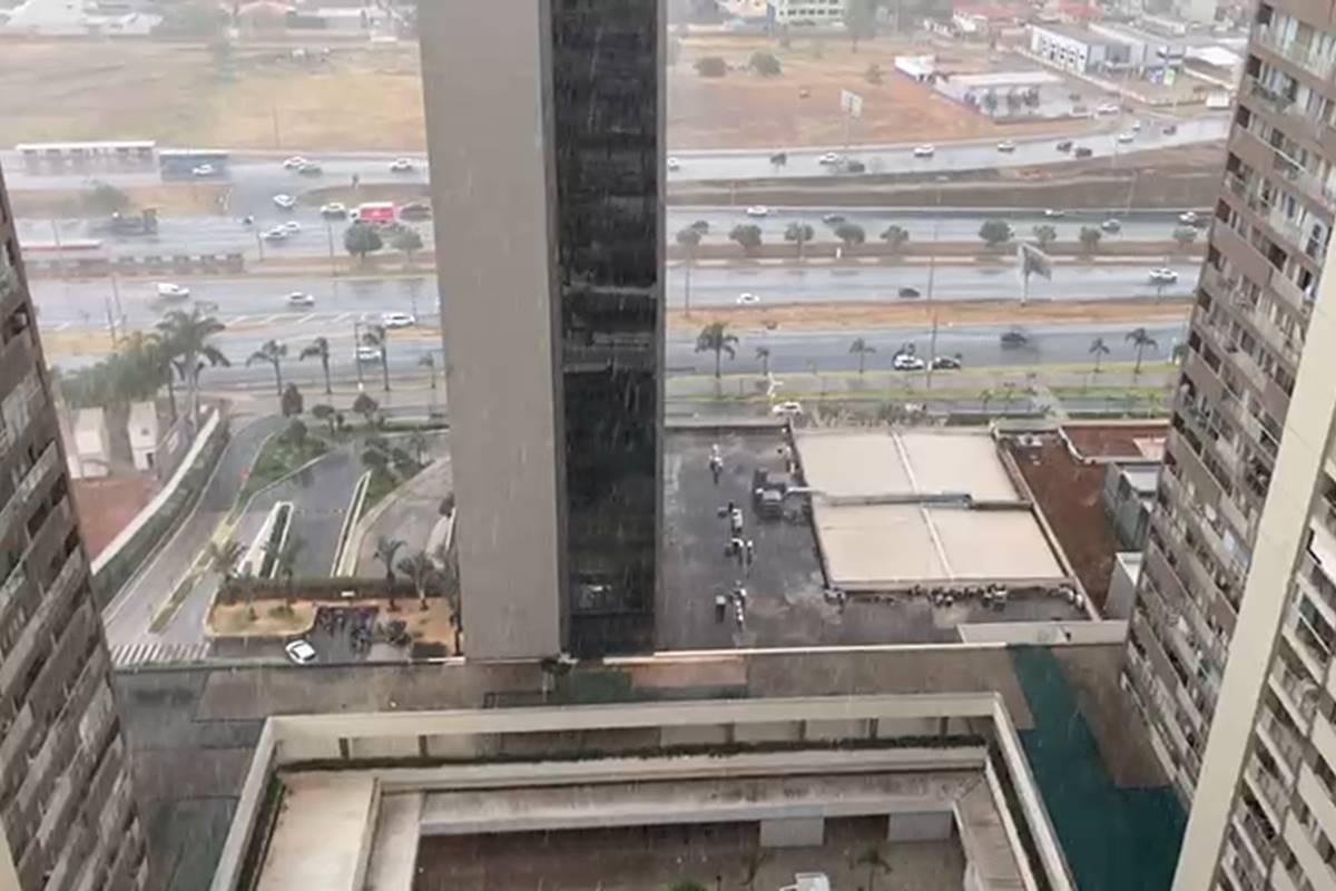 Vídeos: chuva tímida refresca tarde de calorão em várias regiões do DF