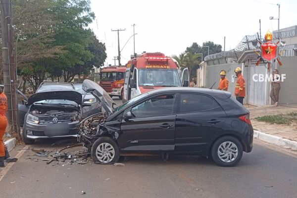 Duas pessoas ficam feridas após colisão frontal em Taguatinga; veja