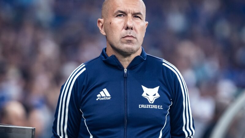 Leonardo Jardim se emociona em coletiva após classificação do Cruzeiro