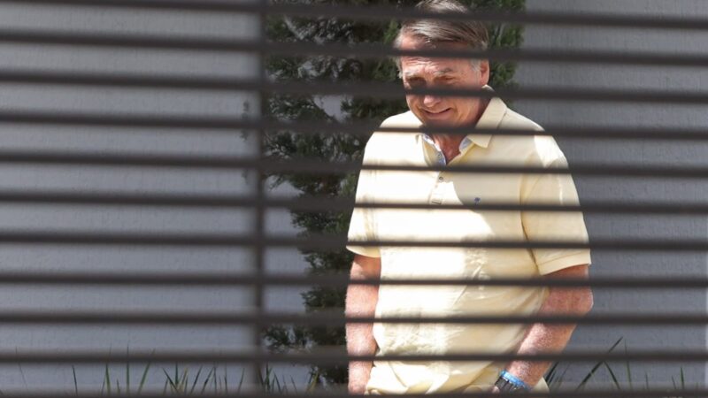 Após 2º dia de julgamento, Bolsonaro aparece e Michelle recebe flores