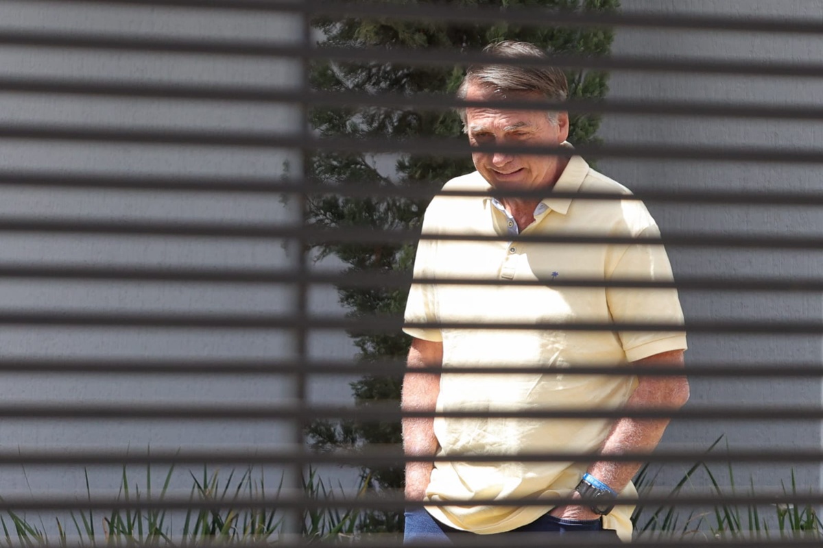 Após 2º dia de julgamento, Bolsonaro aparece e Michelle recebe flores