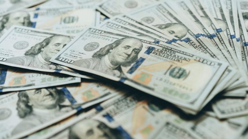 Dólar abre em alta com PIB do Brasil e julgamento de Bolsonaro no STF
