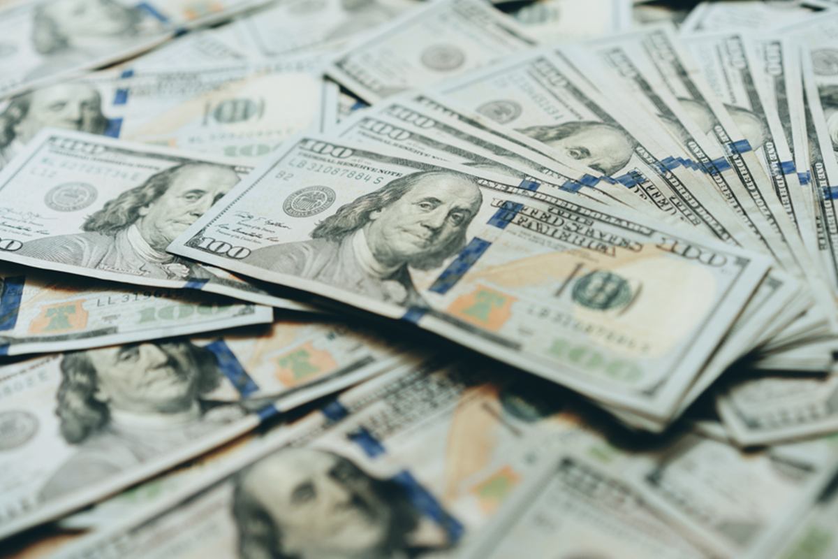 Dólar abre em alta com PIB do Brasil e julgamento de Bolsonaro no STF
