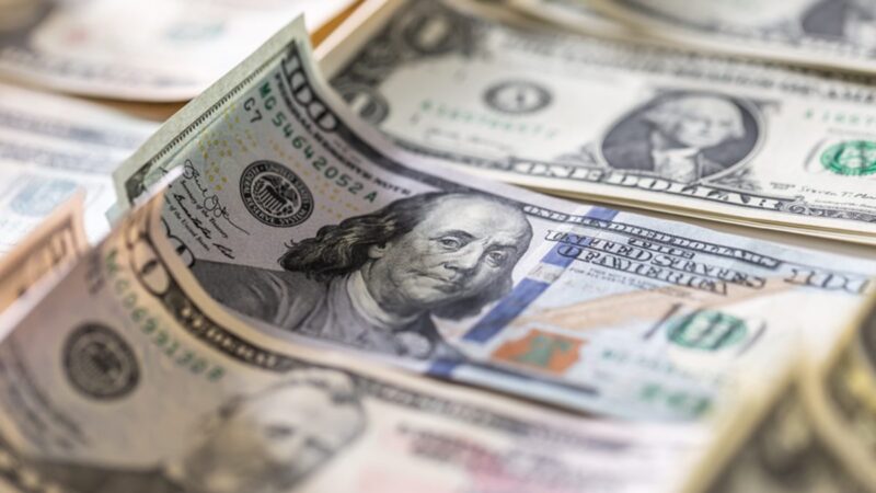Dólar recua e Bolsa sobe com “Dia D” de Bolsonaro e inflação nos EUA