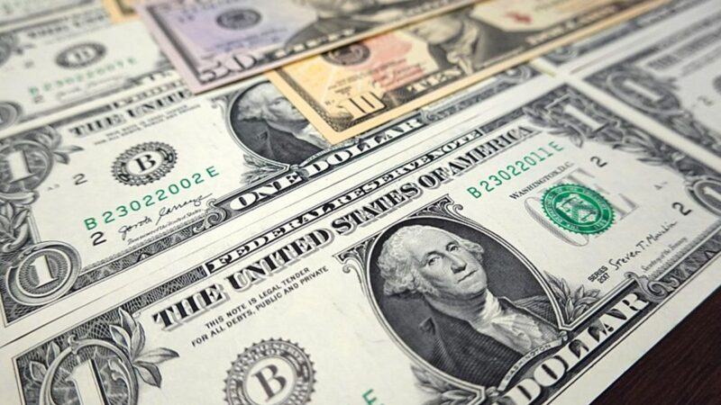 Dólar abre em alta com Bolsonaro no STF e temor por sanções de Trump