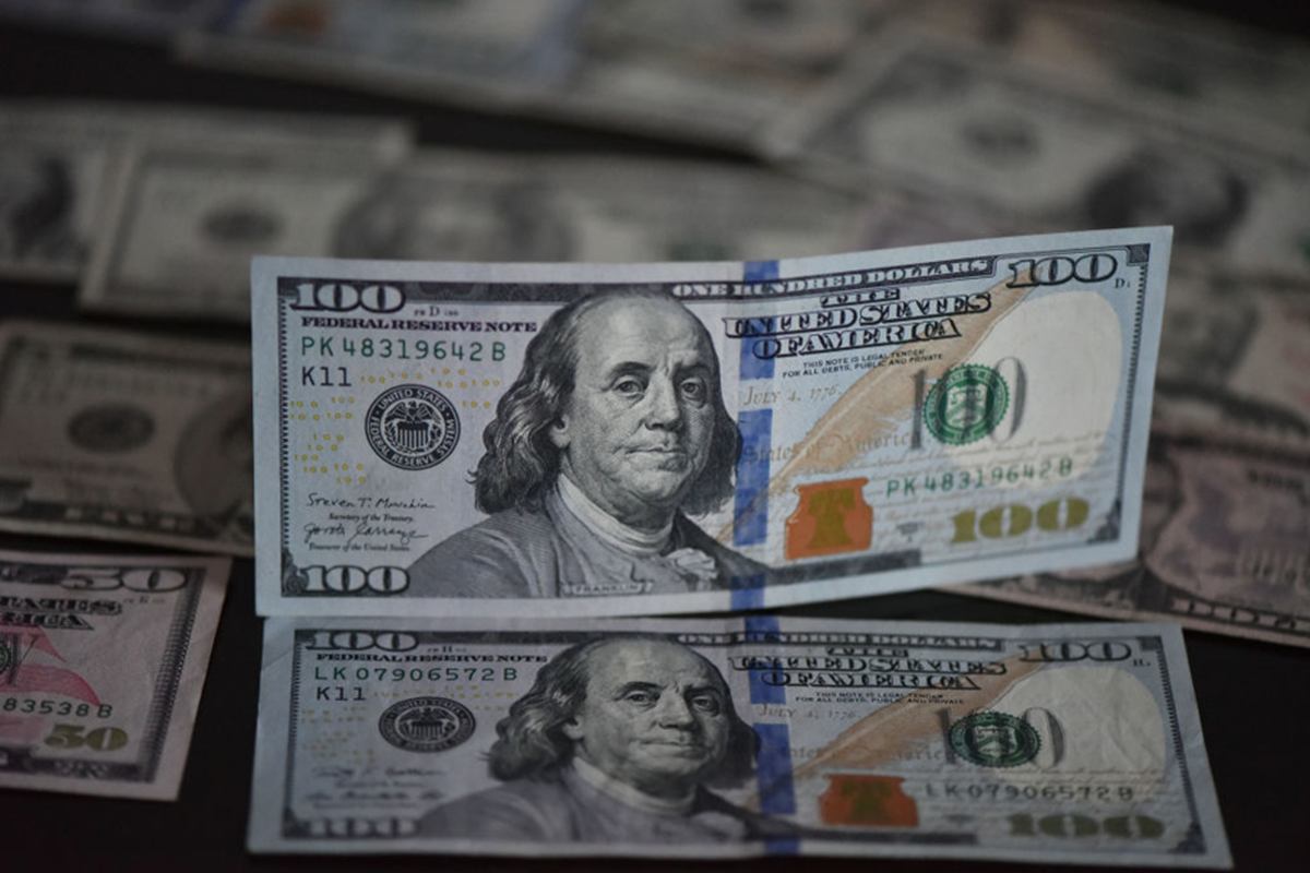 Dólar abre em queda em semana de decisão sobre juros no Brasil e EUA