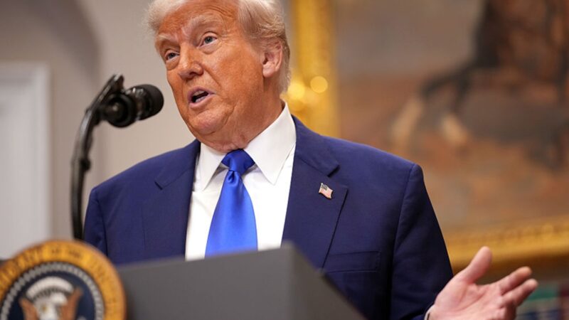 Trump chama Powell de “incompetente” e cobra “grande corte” de juros