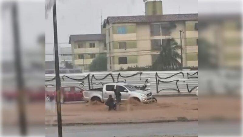 Vídeo: mulheres são resgatadas após quase serem levadas por enxurrada