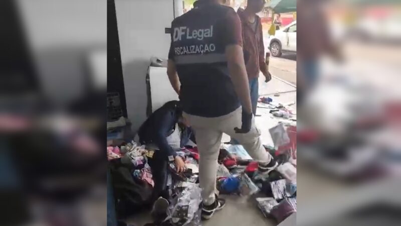 Vídeo: fiscal da DF Legal chuta mercadoria de ambulante caída no chão