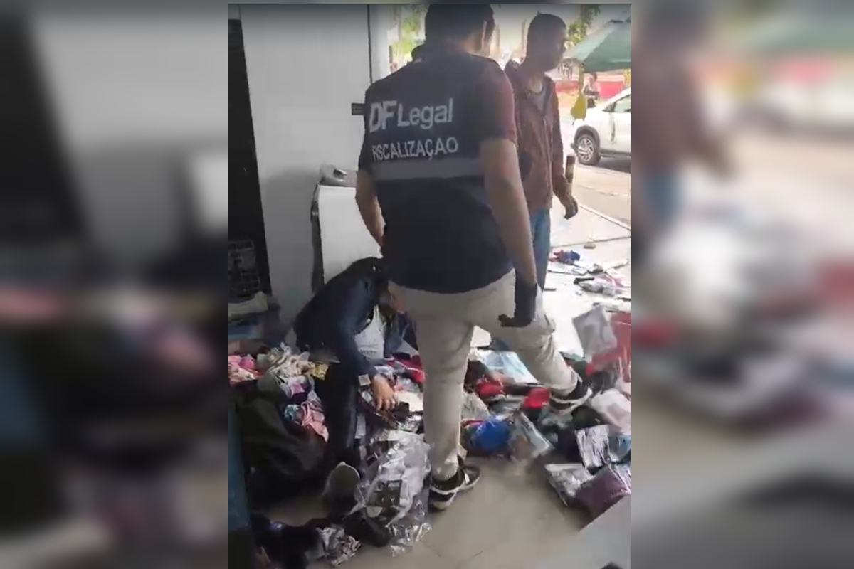 Vídeo: fiscal da DF Legal chuta mercadoria de ambulante caída no chão