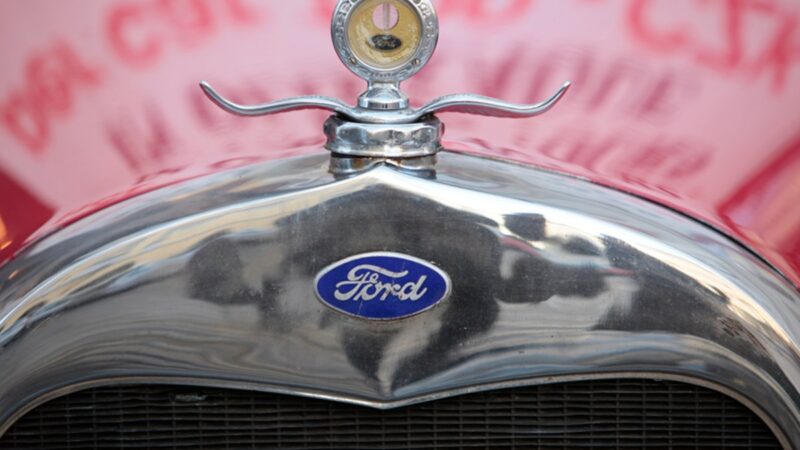 Ford faz recall de 1,9 milhão de veículos por problema de câmera na ré