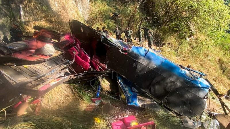 Quinze pessoas morrem após ônibus despencar de penhasco no Sri Lanka