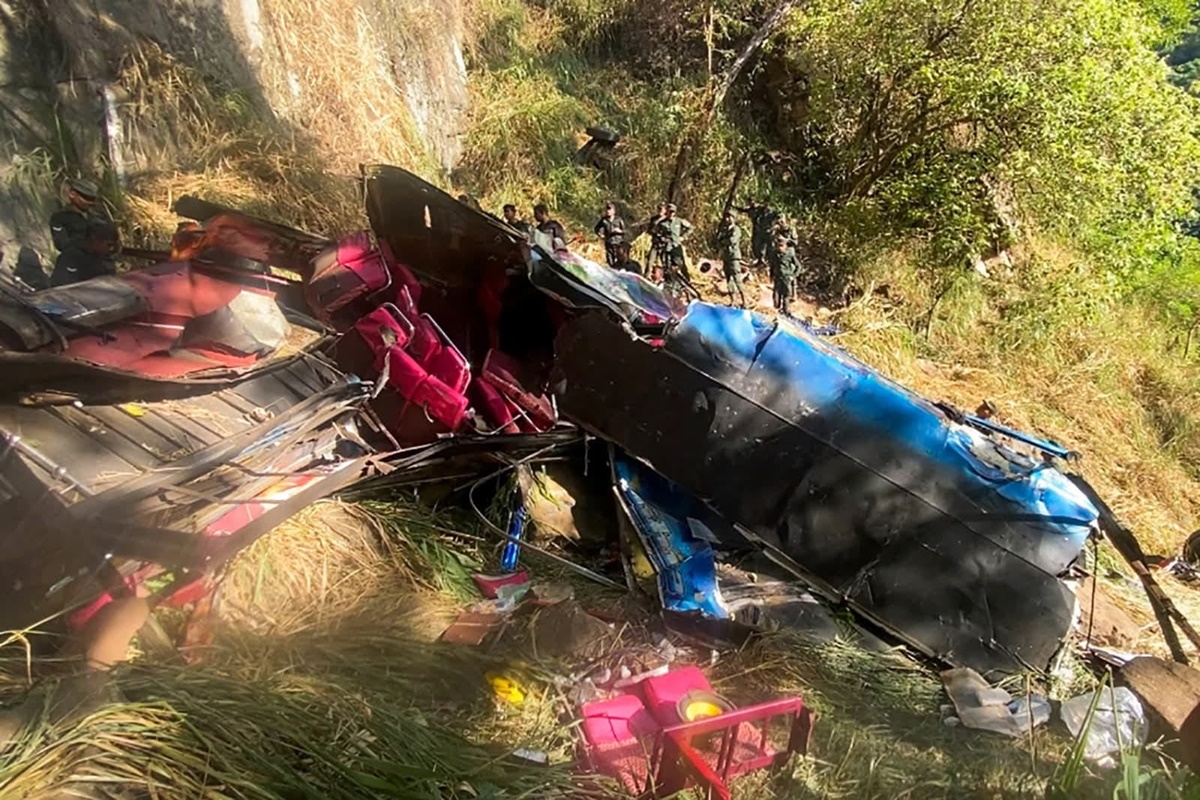 Quinze pessoas morrem após ônibus despencar de penhasco no Sri Lanka