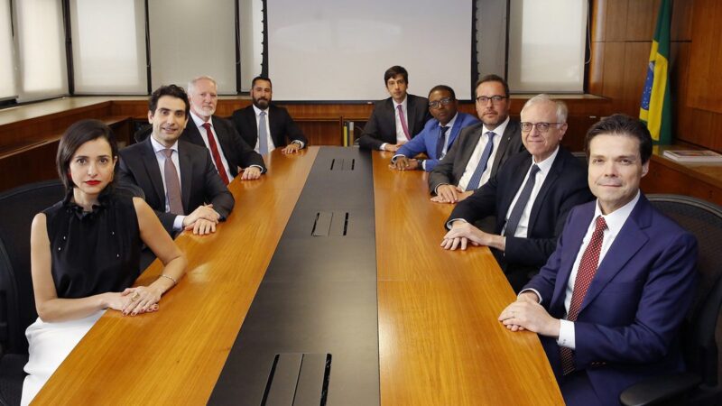 Copom mantém linha-dura e fala em juros altos por “período prolongado”