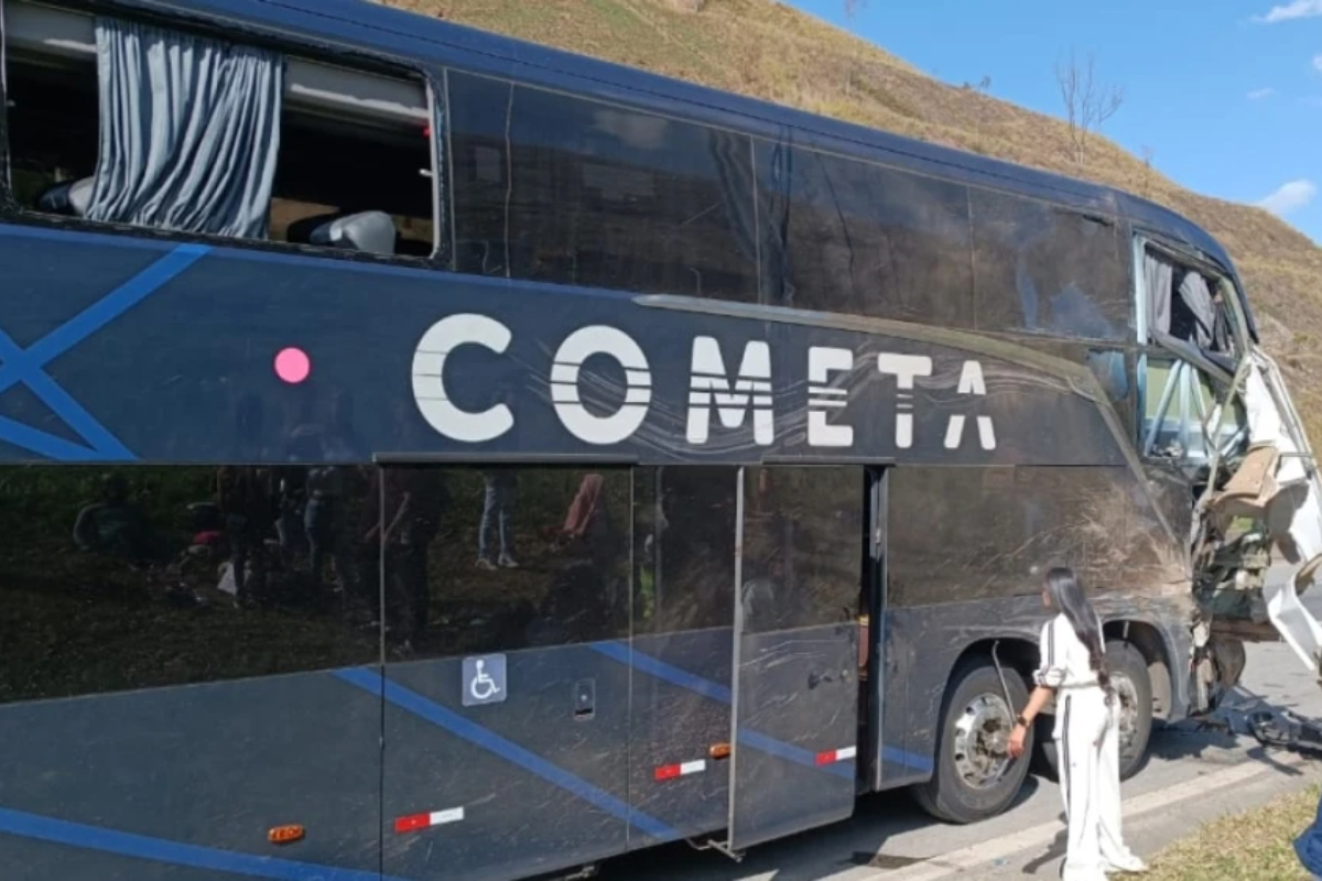 Acidente entre dois ônibus deixa 4 mortos e mais de 30 feridos em MG