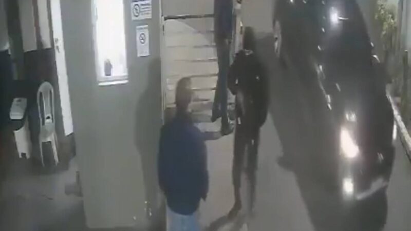 Criminosos invadem hospital no RJ para matar homem baleado. Vídeo
