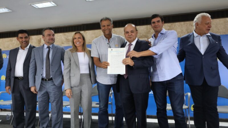 Ibaneis entrega escrituras e contratos para regularização de empresas