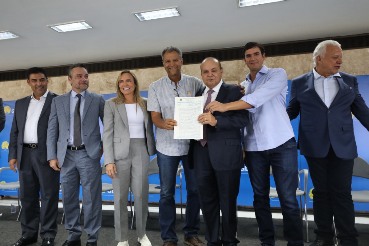Ibaneis entrega escrituras e contratos para regularização de empresas