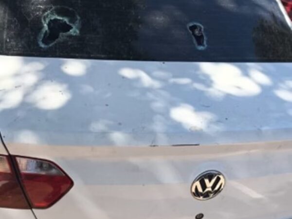 Idoso surta e quebra carros após não conseguir atendimento em UBS