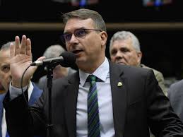 “STF manda no Congresso Nacional”, diz Flávio Bolsonaro