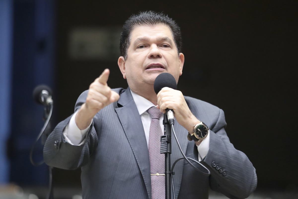 Deputado Mauro Benevides Filho sofre AVC e é internado