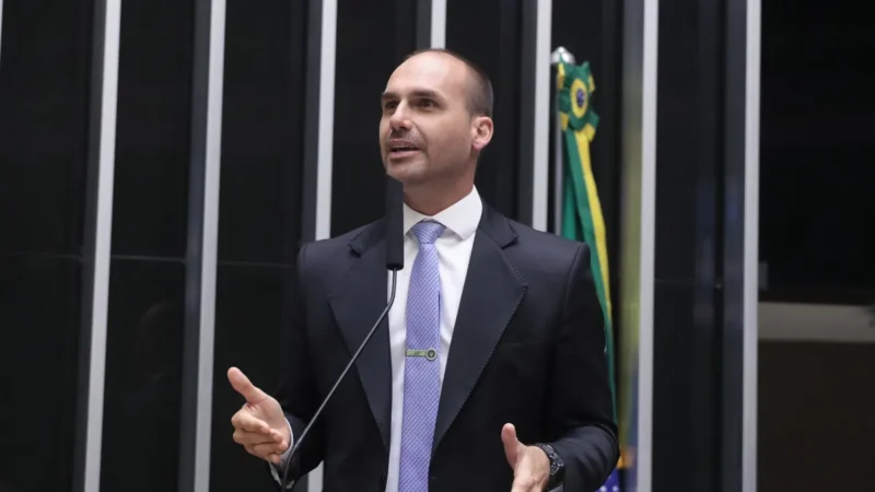 Entenda o que pode levar Eduardo Bolsonaro a perder o mandato de deputado 
