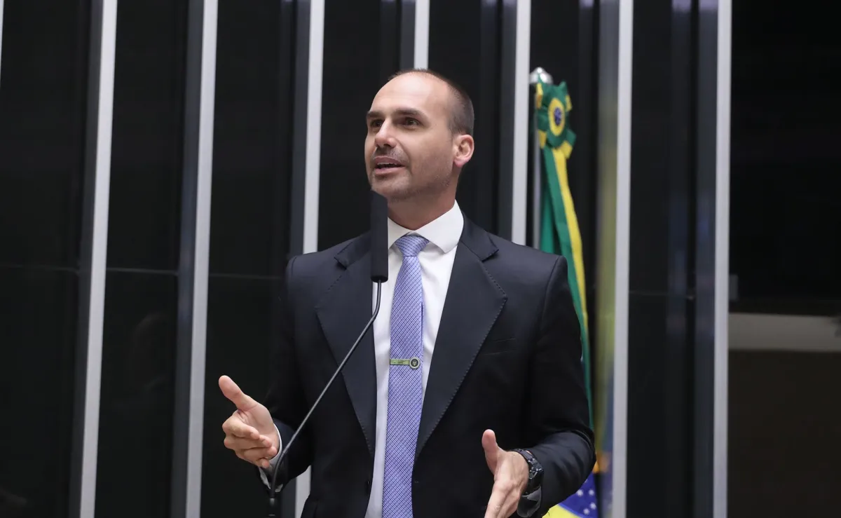 Entenda o que pode levar Eduardo Bolsonaro a perder o mandato de deputado 