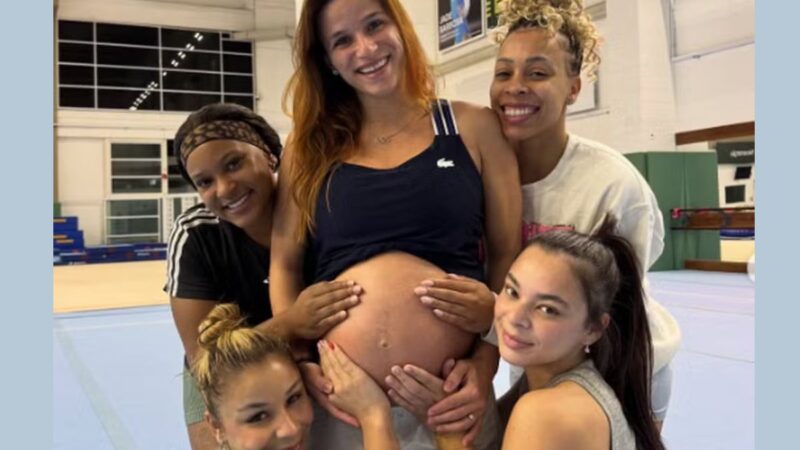 Grávida, Jade Barbosa visita treino e faz registro com Rebeca e Flávia