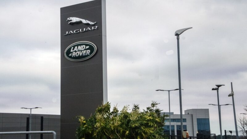 Ataque hacker paralisa produção e vendas da Jaguar Land Rover