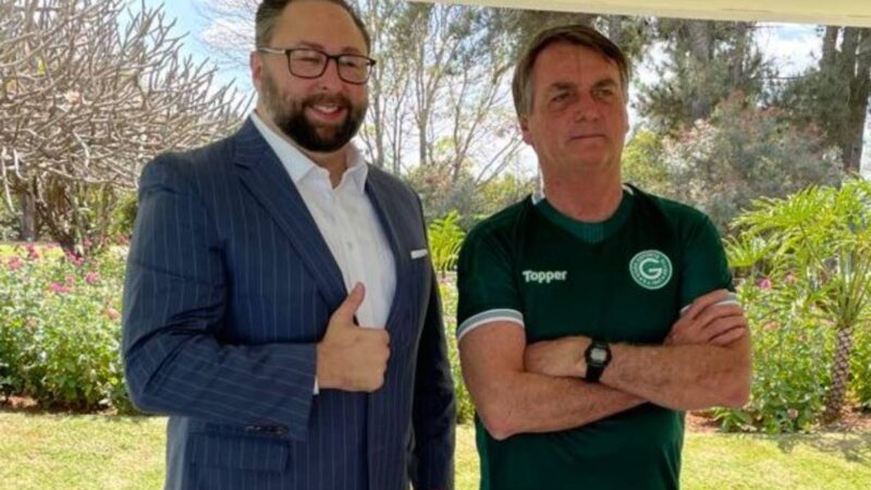 Conselheiro de Trump posta foto com Bolsonaro e ameaça ministros do STF