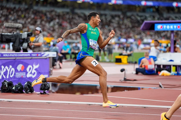 Alison dos Santos confirma vaga na semifinal do Mundial de Atletismo