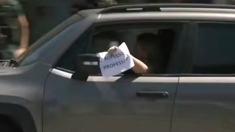 Com medo de tiro, mulher exibe cartaz de “professora” em ação policial