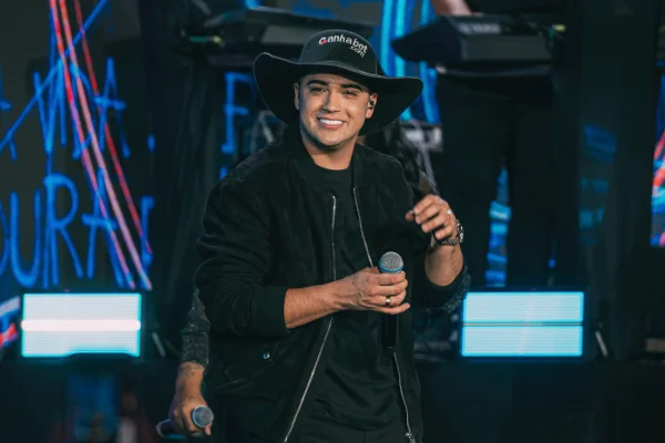 Natanzinho Lima desabafa após fã invadir palco e mordê-lo durante show