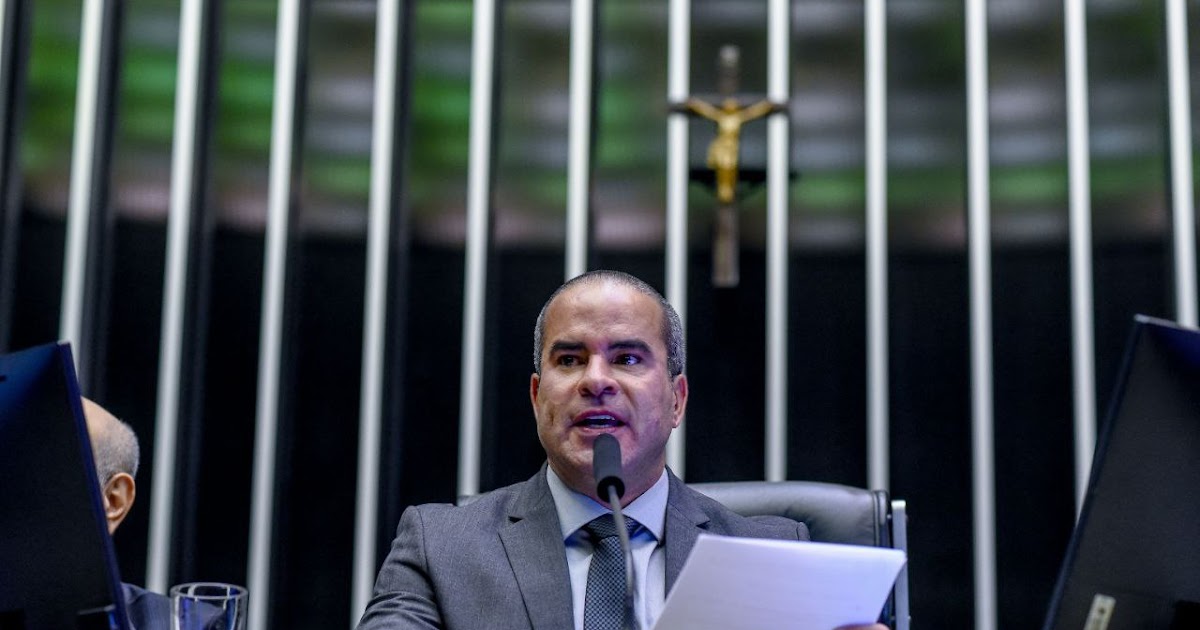 PL de Fred Linhares que regulamenta uso da “faixa azul” para motocicletas é aprovada pela Câmara