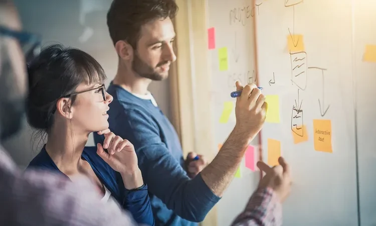 Cursos que mudam destinos: a aposta do Na Prática para jovens que não querem esperar