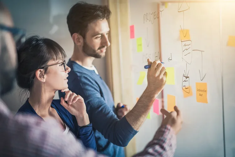 Cursos que mudam destinos: a aposta do Na Prática para jovens que não querem esperar