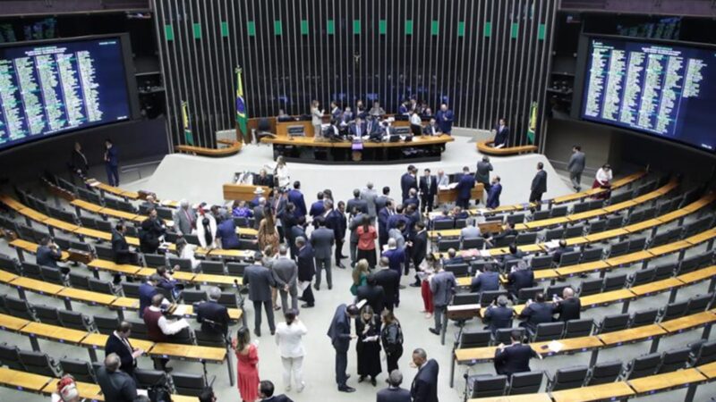 Partidos convocam reuniões e anistia será definida em cima da hora