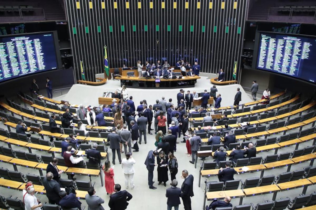 Partidos convocam reuniões e anistia será definida em cima da hora