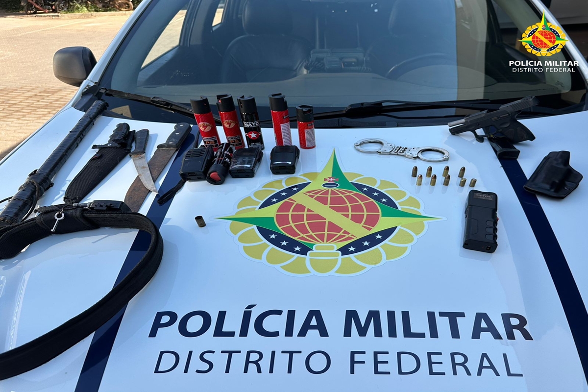 Homem com arma e munições é preso após ameaçar mulher na Estrutural