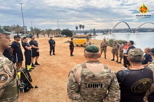 Polícia Militar do DF retira 250 kg de lixo do Lago Paranoá