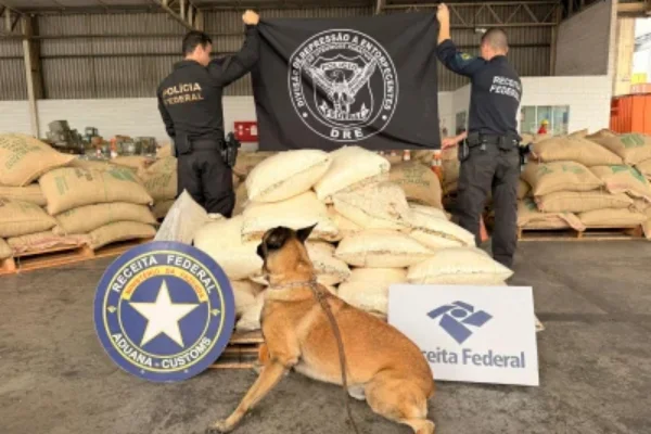 PF apreende meia tonelada de cocaína escondida em carga de café no Rio