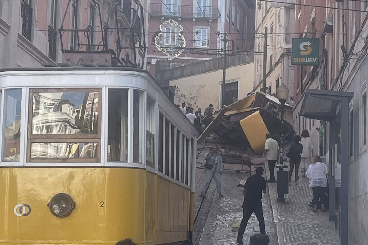 Vídeos mostram acidente do Elevador da Glória, em Lisboa. Assista