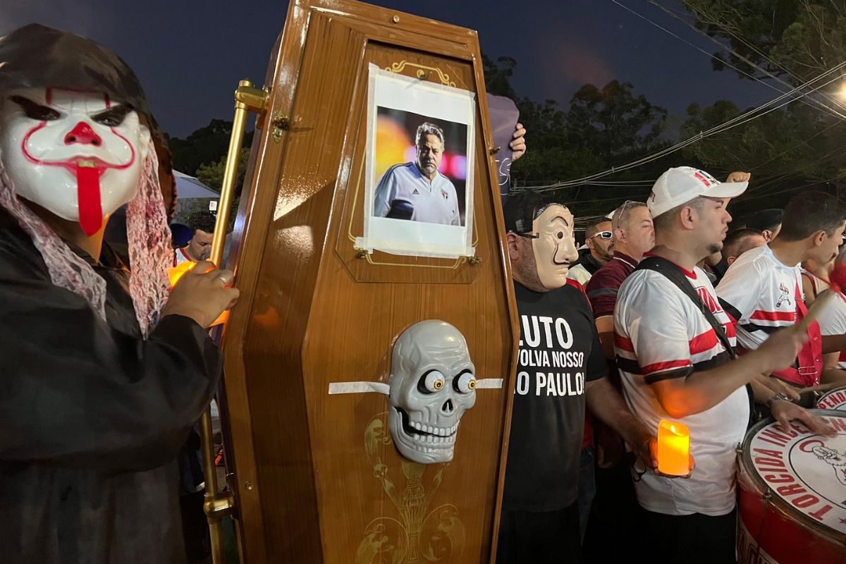 torcida do São Paulo protesta contra a diretoria do clube