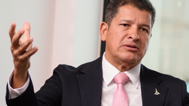 Secretário pede urgência para reajuste de policiais e bombeiros ao MGI