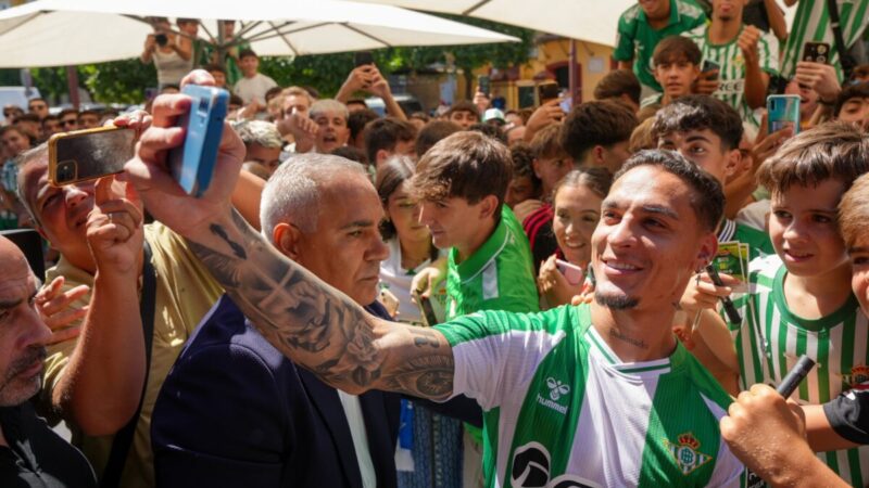 Vídeo: Antony é recebido por multidão de torcedores do Real Betis