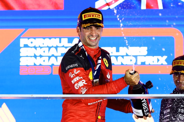 Com pódio em Baku, Carlos Sainz iguala feito raro de Alain Prost na F1