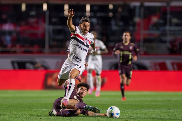 Com dois gols anulados, São Paulo perde em casa e deixa a Libertadores