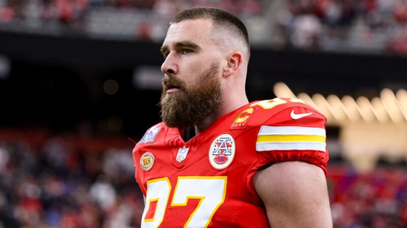 Travis Kelce, do Chiefs, comenta festa em aeroporto: “Loucura”