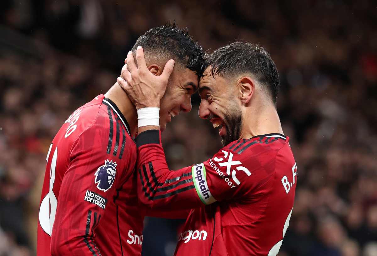 Casemiro marca gol, é expulso e United bate Chelsea por 2 x 1